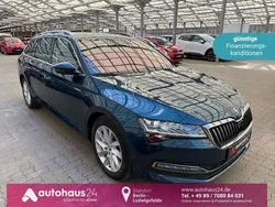 Blau Gebraucht 2022 Skoda Superb Premium Edition Kombi | 30.290 € (Guter Preis)