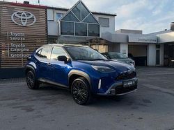 Nachtblau mica metallic, dach schwarz Gebraucht 2022 Toyota Yaris Hybrid Advance | 23.890 € (Etwas zu teuer)