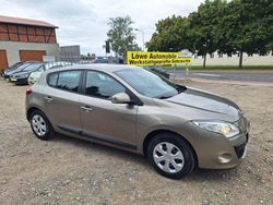 Grau Gebraucht 2011 Renault Mégane III Limousine | 6.490 € (Teuer)