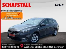 Grau ((h8g) pentametal met.) Gebraucht 2024 Kia Ceed Sportswagon Comfort Kombi | 21.979 € (Superpreis)