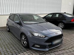 Grau Gebraucht 2018 Ford Focus ST Limousine | 14.500 € (Fairer Preis)