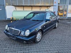 Schwarz Gebraucht 1998 Mercedes E240 Elegance Limousine | 2.149 €