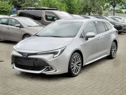 Shimmering silver metallic Gebraucht 2024 Toyota Corolla Team Kombi | 27.990 € (Fairer Preis)