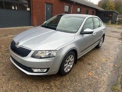 Silber Gebraucht 2013 Skoda Octavia Elegance Limousine | 6.200 € (Fairer Preis)