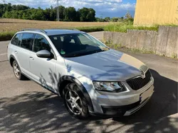 Grau Gebraucht 2017 Skoda Octavia Scout Scout 4x4 Kombi | 9.900 € (Fairer Preis)