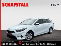 Weiss ((wd) cararraweiss) Gebraucht 2024 Kia Ceed Sportswagon Comfort Kombi | 22.479 € (Superpreis)
