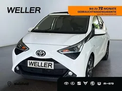 Weiss Gebraucht 2021 Toyota Aygo X-play Kleinwagen | 9.890 € (Fairer Preis)