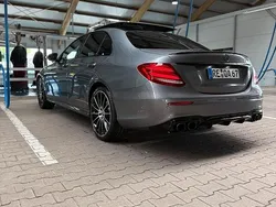 Grau Gebraucht 2016 Mercedes E220 AMG line Limousine | 31.500 €