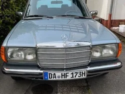 Blau Gebraucht 1981 Mercedes E230 Limousine | 12.500 €