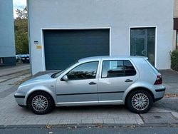 Grau Gebraucht 2000 VW Golf IV Kleinwagen | 2.500 €