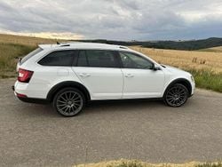 Weiß Gebraucht 2020 Skoda Octavia Scout Scout 4x4 Kombi | 22.000 € (Teuer)