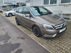 Monolithgrau Gebraucht 2014 Mercedes B180 Van / Kleinbus | 12.298 € (Fairer Preis)