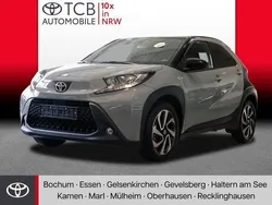 Urban khaki / night sky black Gebraucht 2024 Toyota Aygo Basis Kleinwagen | 16.189 € (Fairer Preis)