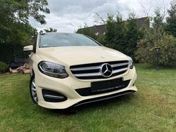 Beige Gebraucht 2015 Mercedes B180 Edition Van / Kleinbus | 3.990 €