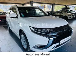 Weiß Gebraucht 2019 Mitsubishi Outlander P-HEV Top SUV | 14.999 € (Guter Preis)