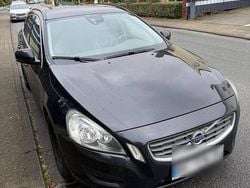 Schwarz Gebraucht 2015 Volvo V60 CC Kombi | 9.500 €