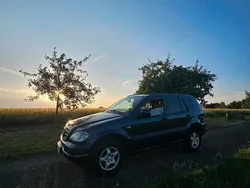 Schwarz Gebraucht 2000 Mercedes ML320 SUV | 1.600 €