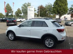 Pure white (metallic) Gebraucht 2023 VW T-Roc Life SUV | 21.799 € (Fairer Preis)