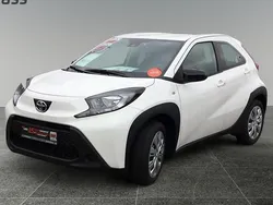 Schneeweiss Gebraucht 2025 Toyota Aygo Play Kleinwagen | 17.980 € (Guter Preis)