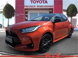 Infernoorange metallic, dach schwarz Gebraucht 2023 Toyota Yaris Hybrid Style Limousine | 23.920 € (Etwas zu teuer)