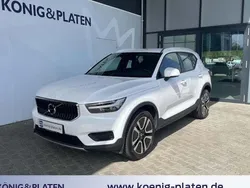 Weiß Gebraucht 2022 Volvo XC40 Momentum SUV | 29.990 € (Guter Preis)