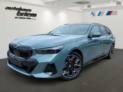 Cape york gruen metallic Neu 2024 BMW 520 M Sport Kombi | 67.930 € (Fairer Preis)