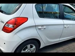 Weiß Gebraucht 2011 Hyundai i20 Intro Edition Kleinwagen | 4.500 € (Teuer)
