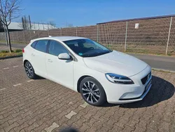 Weiß Gebraucht 2020 Volvo V40 Kombi | 18.950 €