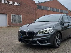 Grau Gebraucht 2018 BMW 225 Active Tourer iPerformance Van / Kleinbus | 16.500 € (Fairer Preis)