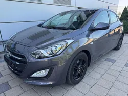 Grau Gebraucht 2016 Hyundai i30 Classic Limousine | 8.990 € (Guter Preis)