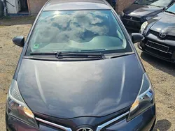 Grau Gebraucht 2014 Toyota Yaris Cool Limousine | 5.200 € (Fairer Preis)