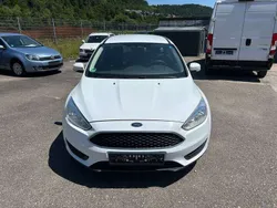 Frostweiß Gebraucht 2016 Ford Focus Ambiente Kombi | 2.650 €