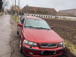 Rot Gebraucht 2001 Volvo V40 Kombi | 1.850 €