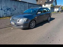 Grau Gebraucht 2003 Toyota Avensis Kombi | 2.350 € (Etwas zu teuer)