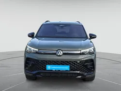 Cipressinogrün metallic Gebraucht 2024 VW Tiguan R-line SUV | 52.880 € (Guter Preis)