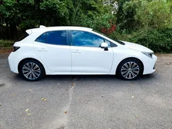 Weiß Gebraucht 2021 Toyota Corolla Team Limousine | 17.800 € (Guter Preis)