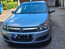 Grau Gebraucht 2005 Opel Astra Limousine | 2.350 € (Etwas zu teuer)
