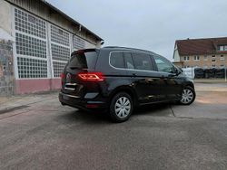 Schwarz Gebraucht 2017 VW Touran Van / Kleinbus | 12.900 € (Fairer Preis)