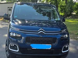 Blau Gebraucht 2022 Citroën Berlingo Shine Van / Kleinbus | 26.500 € (Etwas zu teuer)