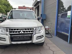 Grönlandweiss (p) Gebraucht 2017 Mitsubishi Pajero Top SUV | 33.900 € (Etwas zu teuer)
