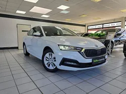 Weiß Gebraucht 2022 Skoda Octavia Ambition Limousine | 21.299 € (Fairer Preis)