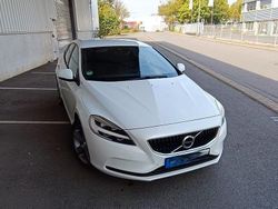 Weiß Gebraucht 2018 Volvo V40 Momentum Kombi | 16.900 € (Fairer Preis)