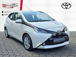 Weiss Gebraucht 2017 Toyota Aygo X-play Kleinwagen | 8.520 € (Fairer Preis)