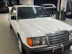 Weiß Gebraucht 1986 Mercedes E230 Limousine | 6.800 €