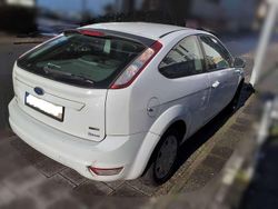 Weiß Gebraucht 2010 Ford Focus Limousine | 800 € (Superpreis)