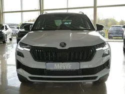 Moon weiß Neu 2025 Skoda Karoq SportLine SUV | 39.710 € (Fairer Preis)