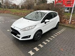 Weiß Gebraucht 2017 Ford Fiesta Celebration Kleinwagen | 6.199 € (Guter Preis)