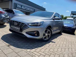 Shimmering silver Gebraucht 2024 Hyundai i30 Limousine | 19.999 € (Guter Preis)
