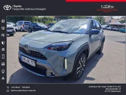 Urban khaki, dach schwarz Gebraucht 2024 Toyota Yaris Hybrid | 36.590 €