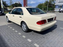 Beige Gebraucht 1999 Mercedes E200 Classic Limousine | 5.900 €